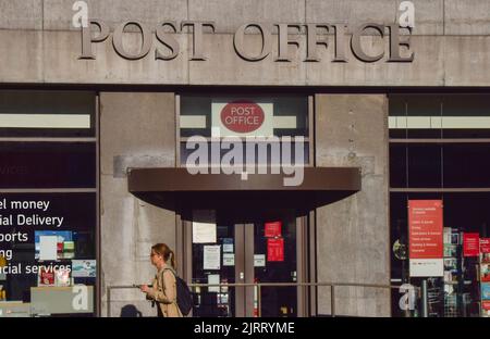 Londra, Regno Unito. 26th agosto 2022. Una donna passa davanti all'ufficio postale chiuso di Mount Pleasant mentre migliaia di dipendenti della Royal Mail e dell'ufficio postale in tutto il Regno Unito iniziano il loro sciopero sulla retribuzione. Credit: Vuk Valcic/Alamy Live News Foto Stock