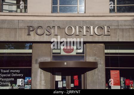 Londra, Regno Unito. 26th agosto 2022. Chiuso il Mount Pleasant Post Office come migliaia di Royal Mail e Post Office lavoratori in tutto il Regno Unito iniziare il loro sciopero su pay.Credit: Vuk Valcic / Alamy Live News Foto Stock