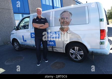 Il leader liberale del partito Johan Pehrson (l) ha visitato Bråvallagymnasiet, Norrköping, Svezia, in occasione del tour scolastico del partito prima delle elezioni parlamentari svedesi del settembre di quest'anno. Foto Stock