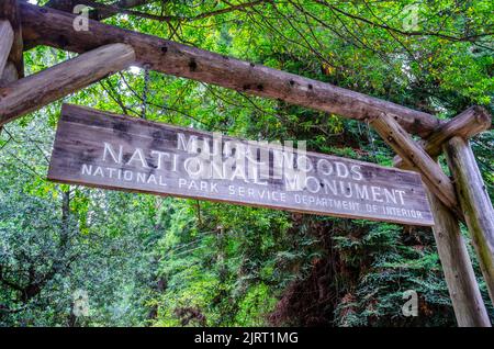 Cartello che si affaccia sull'ingresso del Muir Woods National Monument nella contea di Marin, California, USA Foto Stock