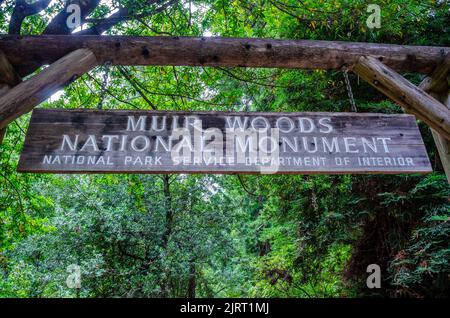 Cartello che si affaccia sull'ingresso del Muir Woods National Monument nella contea di Marin, California, USA Foto Stock