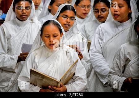 Kolkata, India. 26th ago, 2022. Le monache cristiane offrono il loro amore e la loro preghiera alla vigilia del 112th° compleanno di Madre Teresa alle Missionarie della Carità a Kolkata. Madre Teresa, conosciuta nella Chiesa cattolica come Santa Teresa di Calcutta, ha dedicato la sua vita alla cura dei malati e dei poveri in tutto il mondo e canonizzata dalla Chiesa cattolica romana come Santa Teresa. Credit: SOPA Images Limited/Alamy Live News Foto Stock