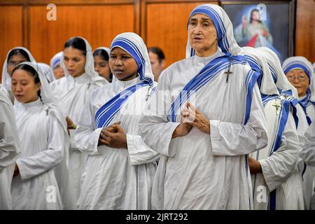 Kolkata, India. 26th ago, 2022. Le monache cristiane offrono il loro amore e la loro preghiera alla vigilia del 112th° compleanno di Madre Teresa alle Missionarie della Carità a Kolkata. Madre Teresa, conosciuta nella Chiesa cattolica come Santa Teresa di Calcutta, ha dedicato la sua vita alla cura dei malati e dei poveri in tutto il mondo e canonizzata dalla Chiesa cattolica romana come Santa Teresa. Credit: SOPA Images Limited/Alamy Live News Foto Stock