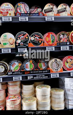 Camemberts nel supermercato Super U del banco del formaggio Foto Stock