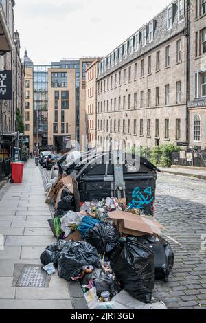 Spazzatura che si accumula in strada durante i Festival di Edimburgo e uno sciopero dei collezionisti di rifiuti, Edimburgo, Scozia Foto Stock