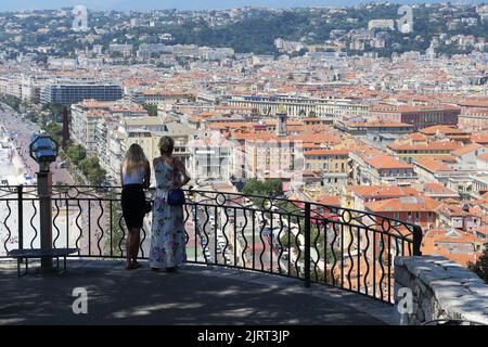 Due giovani donne sconosciute ammirano la vista di Nizza, Francia nel 18th maggio 2015 dal balcone sulla collina Chateau. Foto Stock