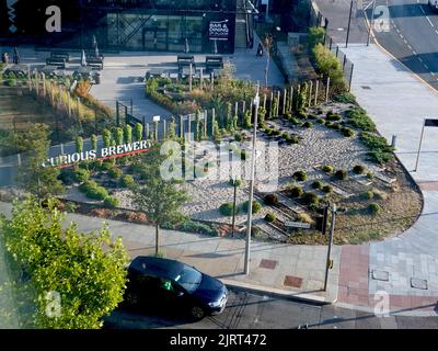 Vista della curiosa fabbrica di birra dall'Hampton by Hilton Hotel ad Ashford, Kent, Regno Unito Foto Stock