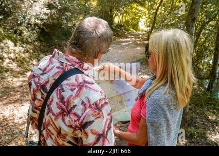 coppia perduta guardando una mappa in natura Foto Stock