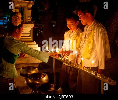 Per il festival 'Chiang mai Unplugged', ci fu una cerimonia a lume di candela al Wat Srisuphan, un tempio buddista a Chiang mai, Thailandia Foto Stock