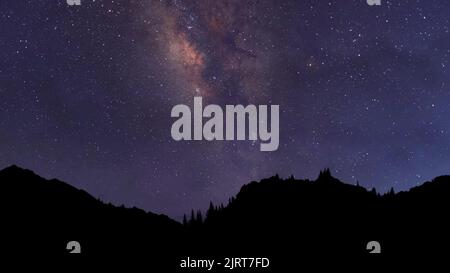 La galassia della Via Lattea che si sposta sulla cresta di montagna. Notte sfondo stellato. illustrazione 3d. Foto Stock