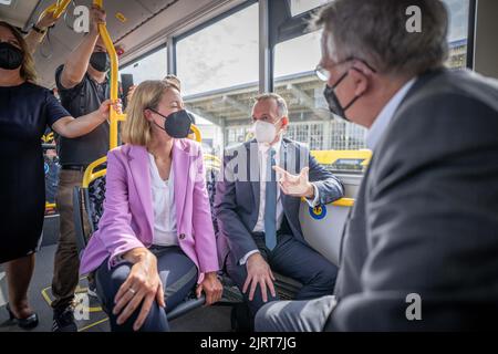 Berlino, Germania. 26th ago, 2022. Presentazione del nuovo e-bus di tipo 'Ebusco 2,2' del Berliner Verkehrsbetriebe presso il deposito BVG Indira-Gandhi-Straße. Credit: Michael Kappeler/dpa/Alamy Live News Foto Stock