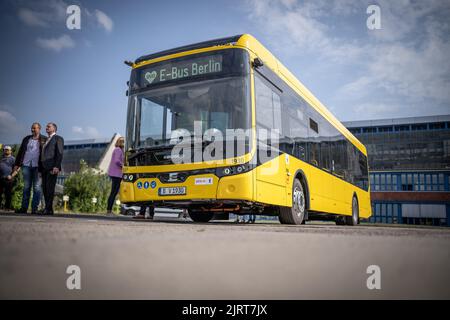 Berlino, Germania. 26th ago, 2022. Un nuovo bus elettrico del costruttore olandese Ebusco, preso alla presentazione del nuovo tipo di bus elettronico Ebusco 2,2 del Berliner Verkehrsbetriebe presso il deposito BVG Indira-Gandhi-Straße. Credit: Michael Kappeler/dpa/Alamy Live News Foto Stock