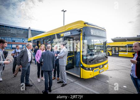 Berlino, Germania. 26th ago, 2022. Un nuovo bus elettrico del costruttore olandese Ebusco, preso alla presentazione del nuovo tipo di bus elettronico Ebusco 2,2 del Berliner Verkehrsbetriebe presso il deposito BVG Indira-Gandhi-Straße. Credit: Michael Kappeler/dpa/Alamy Live News Foto Stock