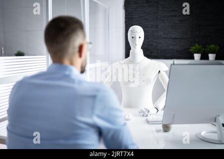 Uomini all'intervista con ai Robot Machine Foto Stock