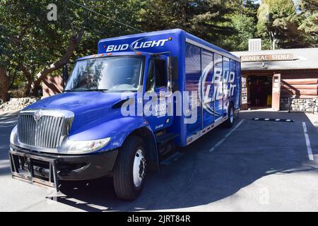 Camion di consegna Blue Bud Light (birra American Light Lager) parcheggiato di fronte a un negozio generale a Big sur. Foto Stock