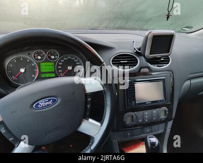 Un cockpit con volante, tachimetro e radio in Ford Focus MK2 a partire dal 2005 Foto Stock