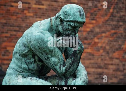 Una famosa scultura il Pensatore di Auguste Rodin Foto Stock