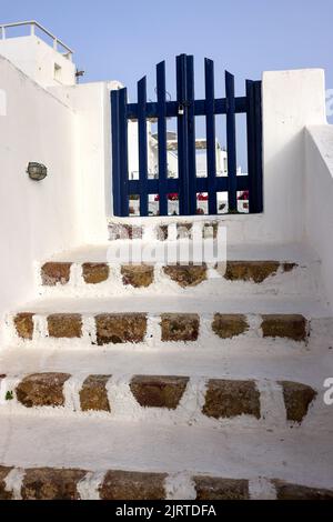 Chiuso il lupetto blu e stretti gradini di pietra, un pezzo di architettura tradizionale sull'isola di Santorini. Grecia Foto Stock