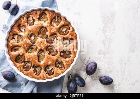 Tortino di prugne americano tradizionale su tavolo bianco. Foto Stock