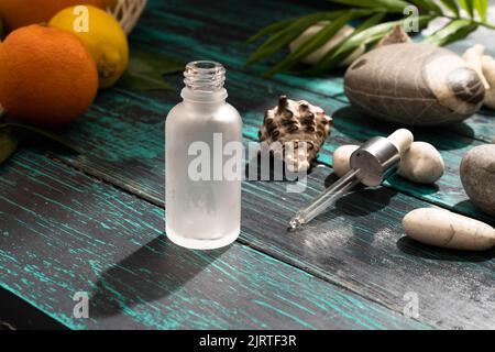 Layout per cosmetici o prodotti con fondo in pietre naturali in materiali ecologici. Il concetto di uno stile di vita ecologico, un layout per la vendita di siero, foto orizzontale Foto Stock