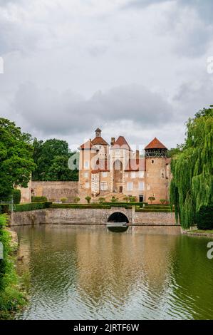 Il Château de Sercy, castello fortificato di Sercy (12th-15th ° secolo) si erge orgogliosamente sopra il suo piccolo lago ornato da alberi centenari. Foto Stock