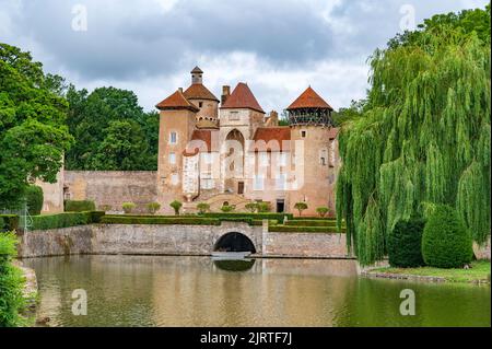 Il Château de Sercy, castello fortificato di Sercy (12th-15th ° secolo) si erge orgogliosamente sopra il suo piccolo lago ornato da alberi centenari. Foto Stock