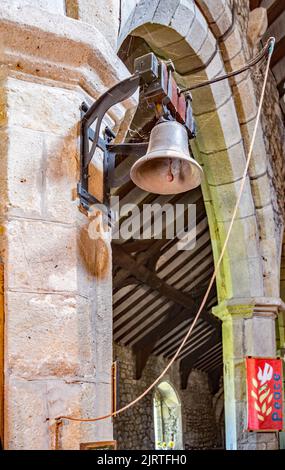 Campana a St Marys Long Preston che era in precedenza nella cappella delle alme a Knowles Cottages. Foto Stock