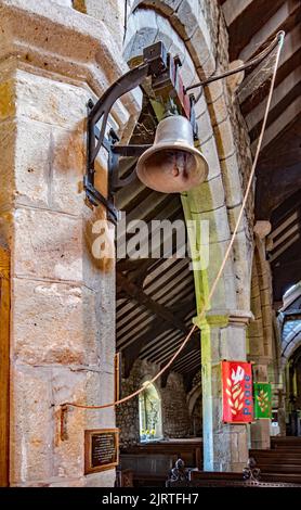 Campana a St Marys Long Preston che era in precedenza nella cappella delle alme a Knowles Cottages. Foto Stock