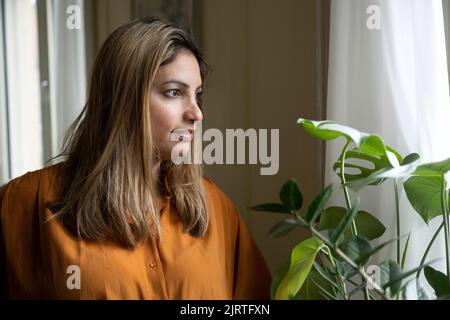 Nooshi Dadgostar, leader del partito di sinistra (svedese: Vänsterpartiet), fotografato a Stoccolma, Svezia, 23 agosto 2022. Le elezioni generali si terranno in Svezia il 11 settembre 2022. Foto: Fredrik Sandberg / TT / codice 10080 Foto Stock