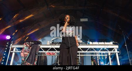 Huntingdon, Inghilterra, 26 AGOSTO 2022, John Glacier e il suo DJ che si esibiscono al festival We out Here 2022, Nigel R Glasgow/Alamy Live News Foto Stock