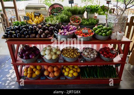 frutta e verdura in un recipiente nel vassoio Foto Stock