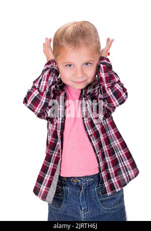 la ragazza copre le orecchie. Lo studio ha girato un ritratto di una bambina pensierosa che le copre le orecchie. Copia spazio su sfondo bianco. Foto Stock