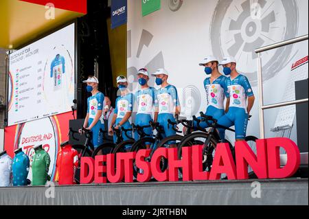 Meiningen, Germania. 26th ago, 2022. Ciclismo: Tour della Germania, Meiningen - Marburg (200,70 km), tappa 2. Il team tedesco Dauner Akkon è sul palco per iscriversi all'inizio della 2nd° tappa. Credit: Daniel Vogl/dpa/Alamy Live News Foto Stock