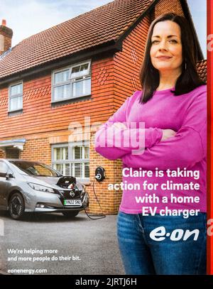 Pubblicità per l'azienda energetica Eon o E.ON che promuove l'uso di un caricabatteria EV domestico. Foto Stock