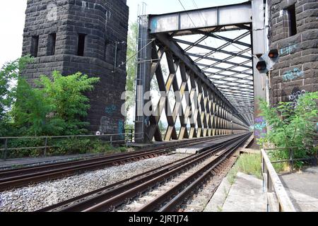 Ponte ferroviario Kronprinz Wilhelm Brücke nei pressi di Urmitz Foto Stock