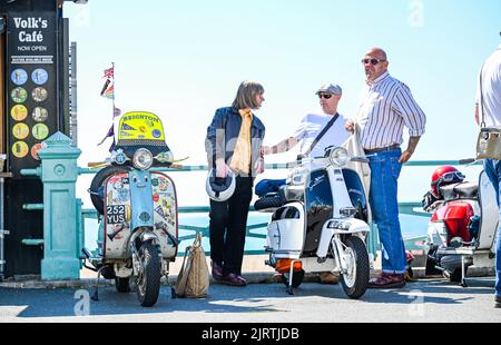 Brighton UK 26th agosto 2022 - i Mods iniziano ad arrivare a Brighton in una bella giornata di sole per il loro evento annuale del Mod Weekend che si svolge in questo prossimo fine settimana di agosto Bank Holiday : Credit Simon Dack / Alamy Live News Foto Stock