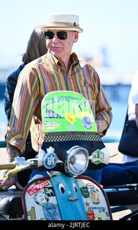 Brighton UK 26th agosto 2022 - i Mods iniziano ad arrivare a Brighton in una bella giornata di sole per il loro evento annuale del Mod Weekend che si svolge in questo prossimo fine settimana di agosto Bank Holiday : Credit Simon Dack / Alamy Live News Foto Stock