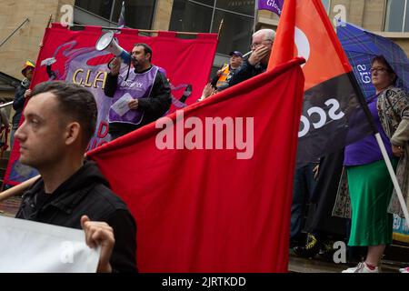 Glasgow, Regno Unito, 26 ago 2022. Manifestazioni di massa e proteste salariali tenute da membri sindacali, tra cui membri di GMB, EIS, RMT e altri, a sostegno di lavoratori in sciopero in molti settori commerciali, a Glasgow, Scozia, il 26 agosto 2022. Photo credit: Jeremy Sutton-Hibbert/ Alamy Live News. Foto Stock