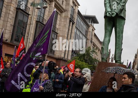 Glasgow, Regno Unito, 26 ago 2022. Manifestazioni di massa e proteste salariali tenute da membri sindacali, tra cui membri di GMB, EIS, RMT e altri, a sostegno di lavoratori in sciopero in molti settori commerciali, a Glasgow, Scozia, il 26 agosto 2022. Photo credit: Jeremy Sutton-Hibbert/ Alamy Live News. Foto Stock