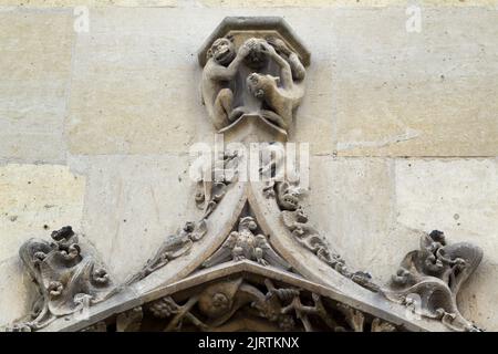 Scimmie - Portico di Saint-Germain l’Auxerrois, Place du Louvre, Parigi Foto Stock