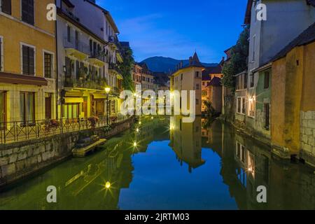 La città vecchia di Annecy al crepuscolo. Foto Stock