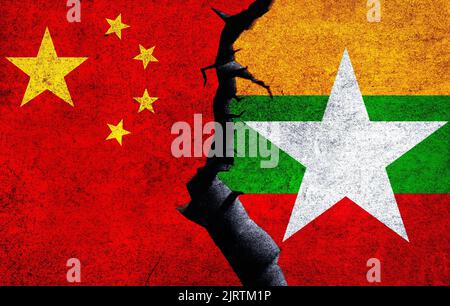 Cina vs Myanmar bandiere concetto su un muro con una crack. Myanmar e Cina conflitti politici, crisi di guerra, economia, relazioni, concetto commerciale Foto Stock