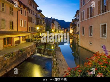 La città vecchia di Annecy al crepuscolo. Foto Stock