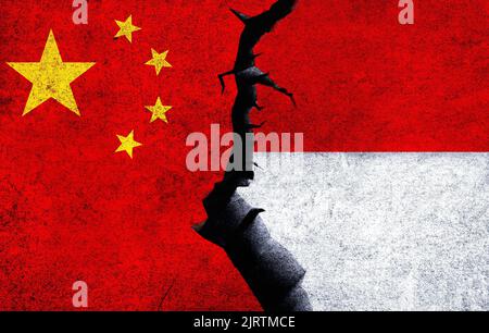 Cina vs Indonesia bandiere concettuali su un muro con una crepa. Conflitto politico tra Indonesia e Cina, crisi di guerra, economia, relazioni, concetto commerciale Foto Stock