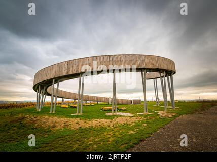 Torre di Lokout sulla collina di Kobyli Vrch, regione della Moravia meridionale - Repubblica Ceca. Costruzione a spirale in legno vicino a vigneti e chiesa. Palava colline, famoso wi Foto Stock