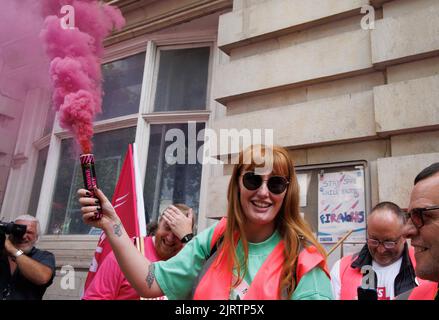 Londra, Regno Unito. 26th ago, 2022. I membri dell'Unione dei lavoratori della comunicazione (CWU) intraprendono un'azione di sciopero. 120.000 operatori postali escono dalla retribuzione. Il ha votato a favore di un'azione industriale del 97,6 per cento. Questa dimostrazione si svolge presso l'ufficio di smistamento di Mount Pleasant. Sono supportati da altre unioni come RMT, Unite Credit: Mark Thomas/Alamy Live News Foto Stock