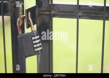 la porta della data è stata chiusa con lucchetti e catene Foto Stock