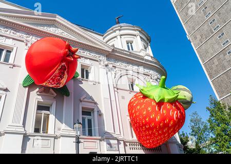 Notting Hill, Londra, Regno Unito. 26 agosto 2022 Tiger, Journey, Love – un'importante mostra dell'artista coreano Choi Jeong Hwa con pezzi colorati, gonfiabili su larga scala, che coprono la facciata del teatro Coronet a Notting Hill . La mostra si svolge dal 26 agosto -1 ottobre Credit. amer Ghazzal/Alamy Live News Foto Stock