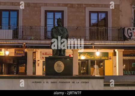 Ciudad Real, Spagna. Monumento ad Alfonso X di Castiglia, il saggio, in Plaza Mayor (Piazza della Città Grande). Piazza principale della città Foto Stock