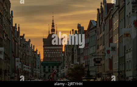 Una foto della Long Street e della Torre della prigione alla sua fine, a Danzica, al tramonto. Foto Stock